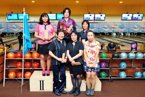 女子の部、笑顔の表彰台6人