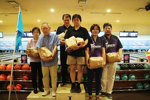 笑顔の表彰者6名