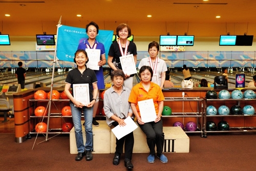 笑顔の表彰者６名